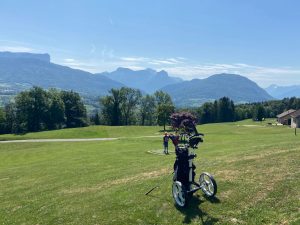 Faire un stage de golf intensif à Annecy - Acheter du materiel de golf à Annecy - Vue sur le massif des Aravis - Annecy