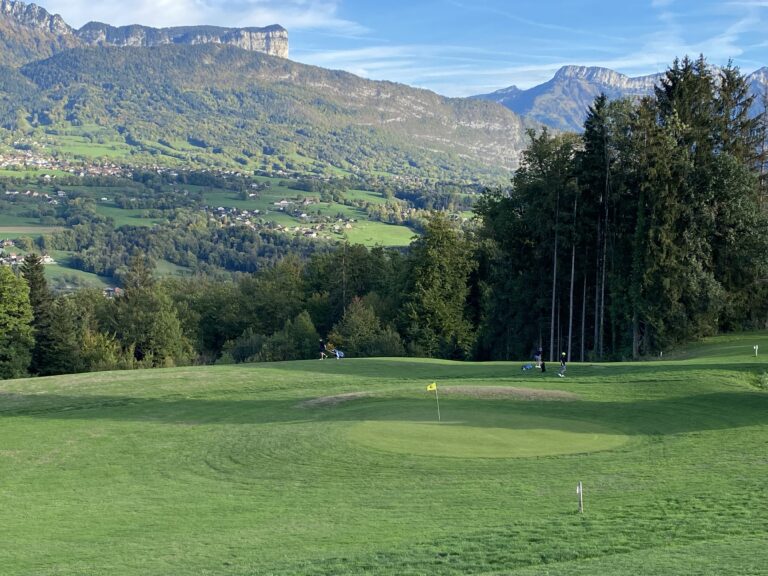 Découvrez comment réussir chaque départ au golf avec des astuces professionnelles. Boostez votre swing et votre confiance dès aujourd'hui !