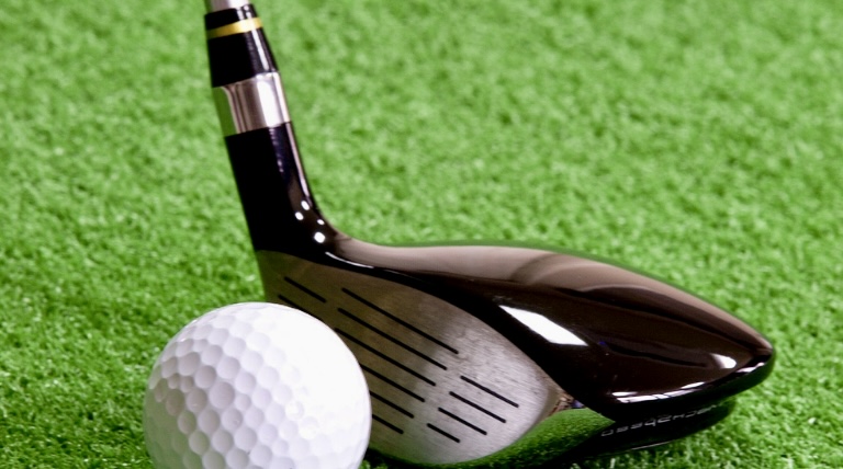 Un club de golf hybride est un club qui combine les caractéristiques d’un fer et d’un bois
