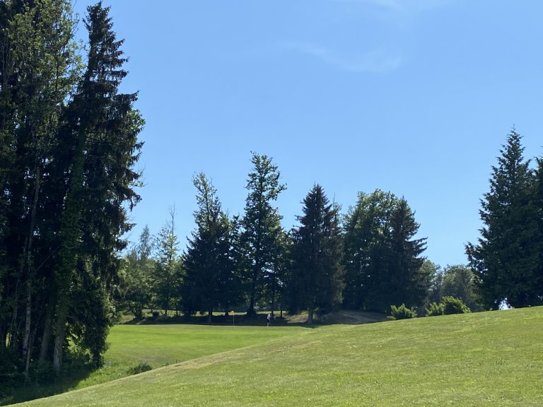 Comment avoir un bonne stratégie au départ au golf : apprenez à choisir le bon club et éviter les pénalités dès votre prochain parcours.