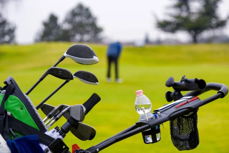 Découvrez de quel équipement de golf ai-je vraiment besoin pour jouer ? Série, 1/2 série, chariot, sac, balles
