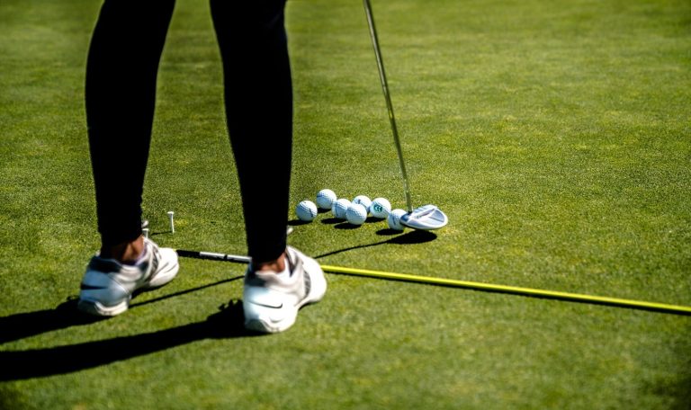 Chaussures de golf femme : crampons ou spikeless ? Le guide clair pour bien choisir.